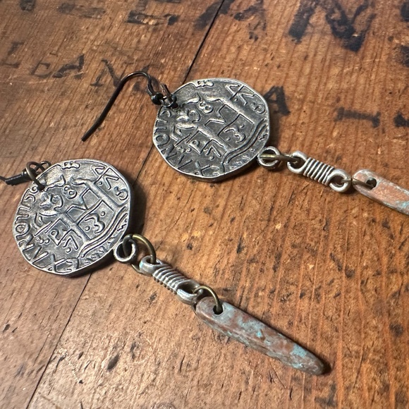 1 LEFT rustic old world earrings - Picture 3 of 4